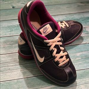 Nike Women's Navy and Purple Athletic Sneakers. Oceanic EUC